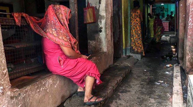 Man Suffers injury in attempt save mobile thrown by 'lover' | Sangbad Pratidin