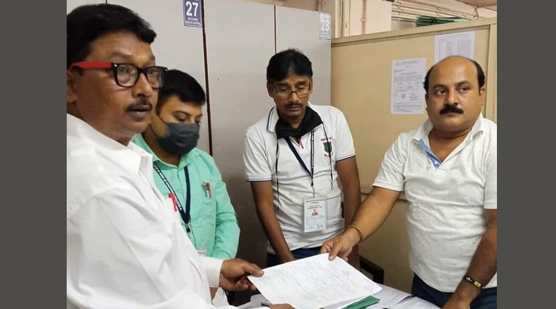 Kolkata Civic Polls: Left front Candidate filers nomination after performing father's last rites | Sangbad Pratidin