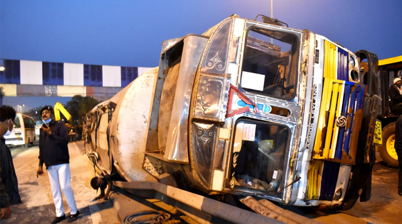 Lorry overturned near Nabanna a person gets trapped under fly ash | Sangbad Pratidin