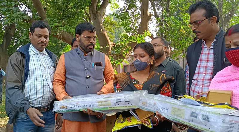 Ujjwala Cylinder delivered from BJP office in Durgapur makes controversy | Sangbad Pratidin