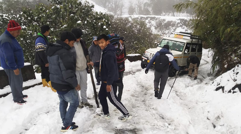 Police and administrations rescued Tourists in Darjeeling | Sangbad Pratidin