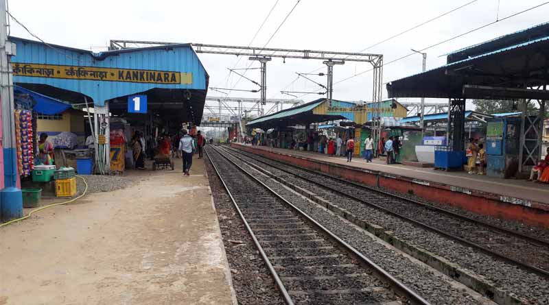 Mill workers stage protest at Kankinara rail station । Sangbad Pratidin