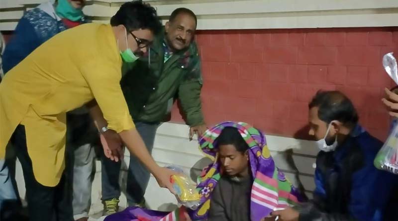 Youth from Howrah help homeless people on Saraswati Puja | Sangbad Pratidin