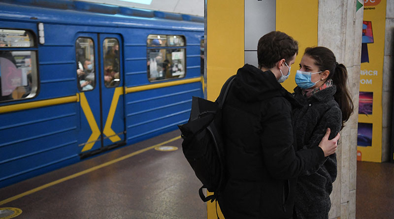 Picture of couple Ukraine Station Goes Viral | Sangbad Pratidin