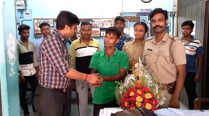 Auto driver returns bag full of cash left behind by passenger | Sangbad Pratidin