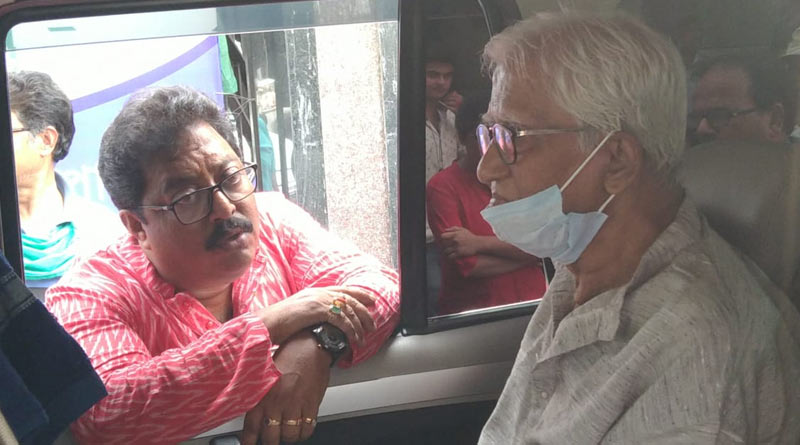 TMC chairman of Barasat Municipality arranges booster dose of corona vaccine for ex Chairman of CPM makes political courtsey | Sangbad Pratidin