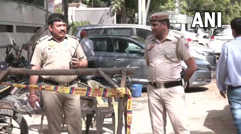 An encounter took place between Delhi Police and criminals in CR park of Delhi. One injured and admitted to the hospital | Sangbad Pratidin