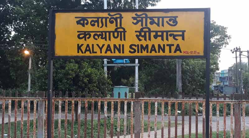Some vendors blocked railway track at the Kalyani Simanta Station । Sangbad Pratidin