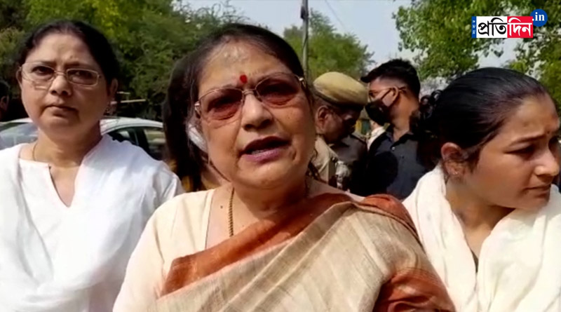 Delhi Police Stopped TMC Team at Jahangirpuri, Accused of Misinformation | Sangbad Pratidin
