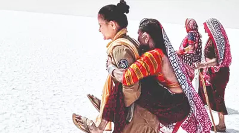 Woman cop carries ailing elderly women on shoulders for five KM in Gujarat's desert | Sangbad Pratidin