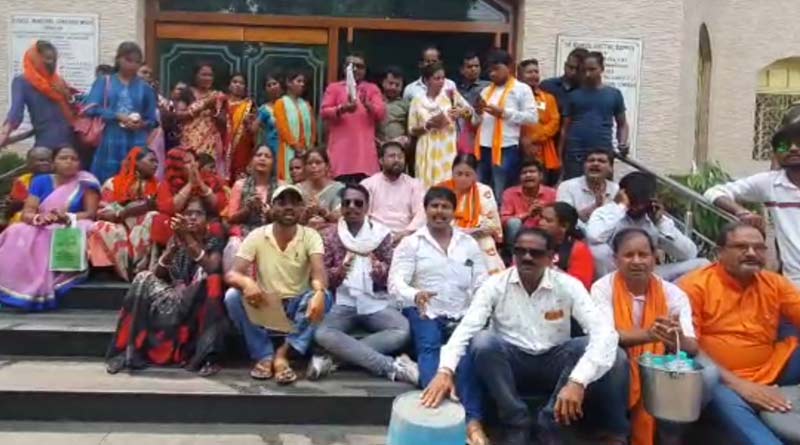 BJP leader Agnimitra Paul stage protest outside Asansol Municipal Corporation । Sangbad Pratidin