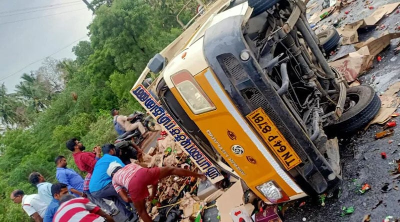 Locals loot liquor bottles after vehicle carrying liquor topples on Madurai highway | Sangbad Pratidin