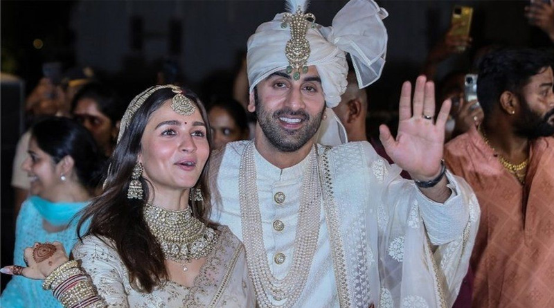 A female fan of Ranbir kapoor married the gate of his house | Sangbad Pratidin