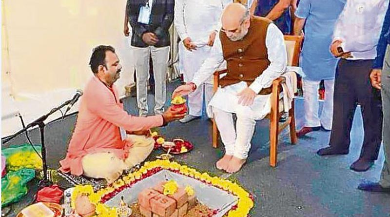 Congress criticized Amit Shah's gesture during puja | Sangbad Pratidin