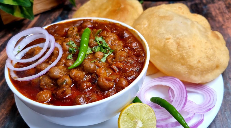 Chandigarh Vendor Offers Free Chole Bhature To Those With Covid 19 Booster Dose | Sangbad Pratidin