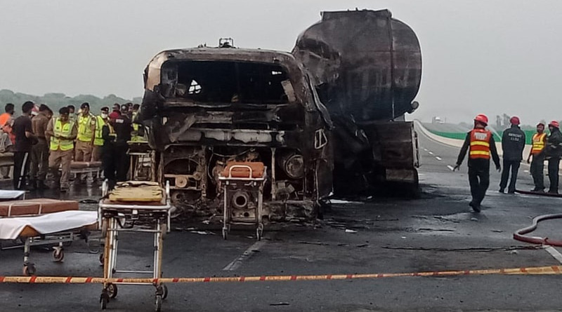 Bus collided with oil tanker in Pakistan, 20 dead | Sangbad Pratidin