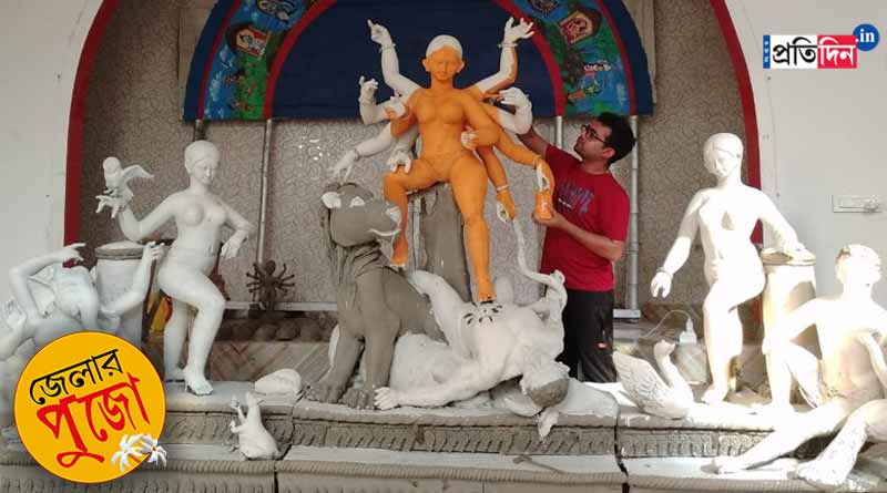 Durga Puja 2022: Barasat doctor makes Durga Puja idol | Sangbad Pratidin