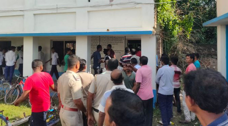 Headmaster allegedly sent indecent messages to a female student of class eleven। Sangbad Pratidin