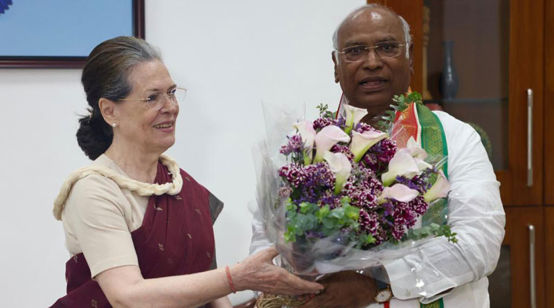 Sonia Gandhi's visit to M Kharge's home marks a break from convention in the Congress। Sangbad Pratidin
