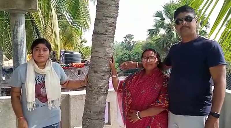 Burdwan cop saves coconut tree with unique house design । Sangbad Pratidin
