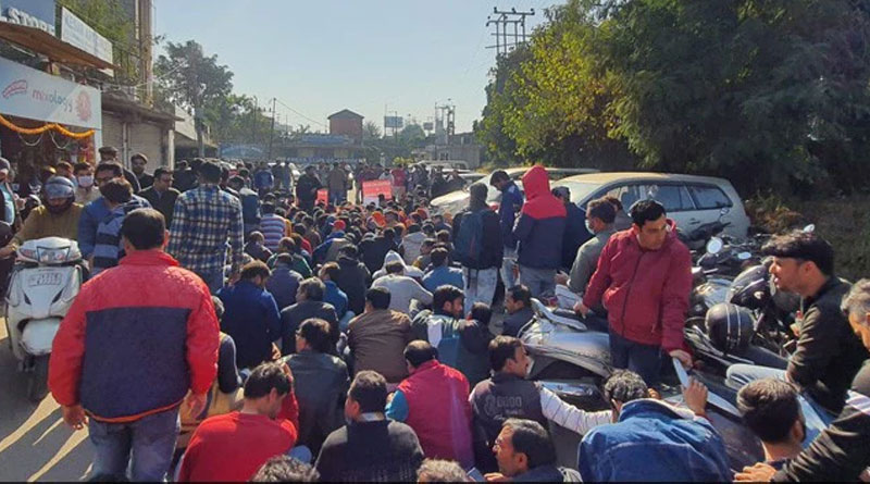 Kashmiri Pandits protest outside BJP office In Jammu, 50 migrant employees detained | Sangbad Pratidin