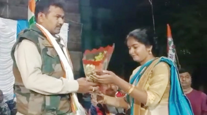 Traffic OC felicitated by 'TMC', faces show cause । Sangbad Pratidin