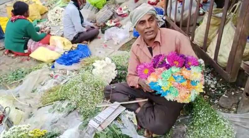 Man selling flowers and singing, reminds of Badam Kaku । Sangbad Pratidin
