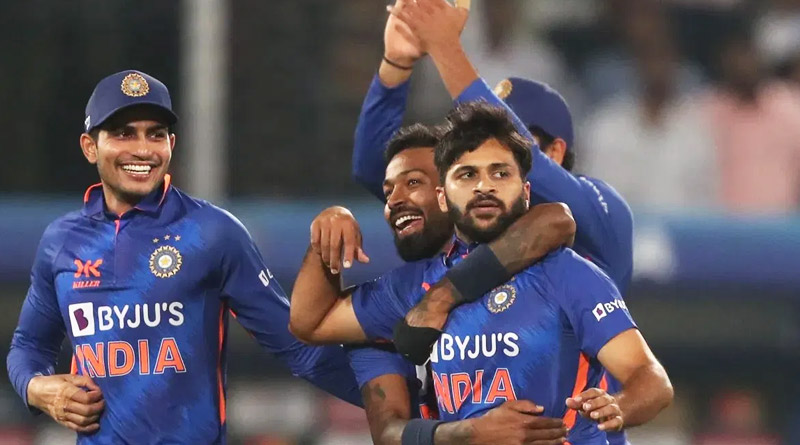 Dhoni visits India dressing room ahead of T20 series against New Zealand | Sangbad Pratidin