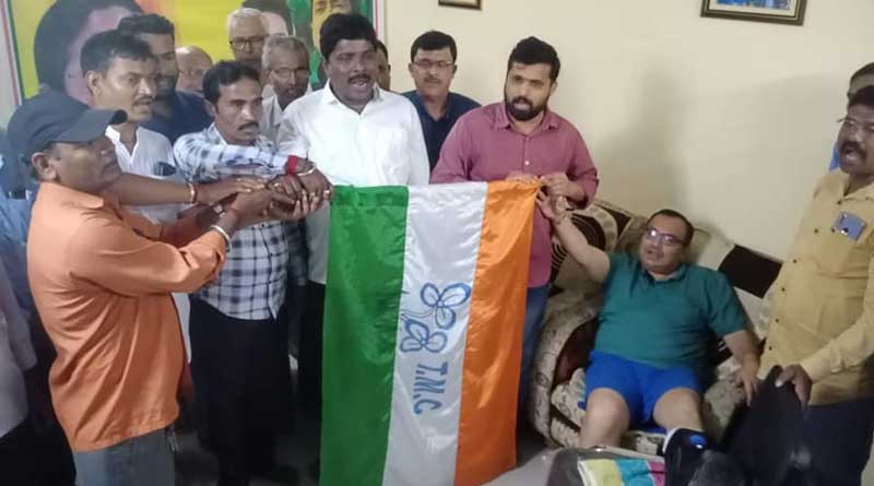 Kunal Ghosh joins party activites despite fractured leg | Sangbad Pratidin