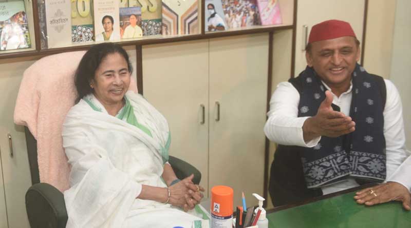 Akhilesh Yadav strengthens co-operation with TMC before Loksabha Election 2024 | Sangbad Pratidin