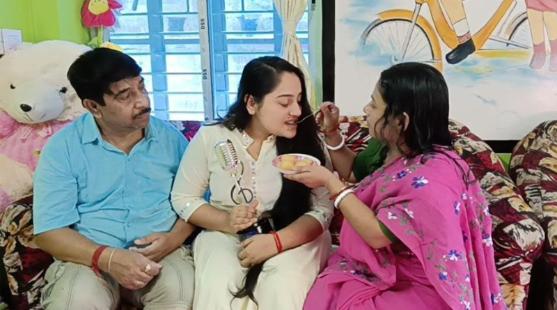 Indian Idol Runner up Debosmita Roy at her village | Sangbad Pratidin