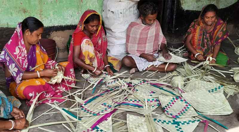 Hand fan still reigning in the era of AC and air coolers । Sangbad Pratidin