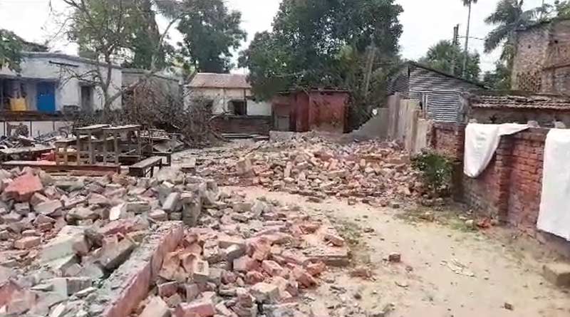 A school allegedly vandalised in Halisahar | Sangbad Pratidin