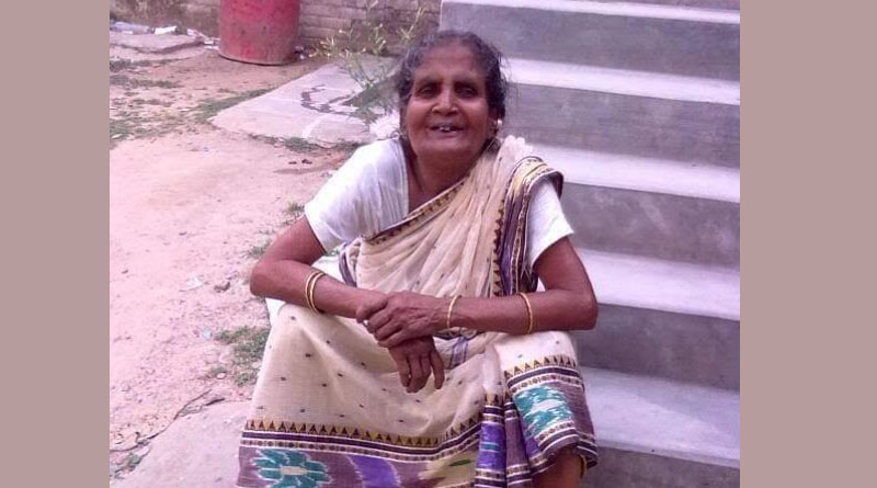 A homeless elderly woman is returning home on the orders of the court | Sangbad Pratidin