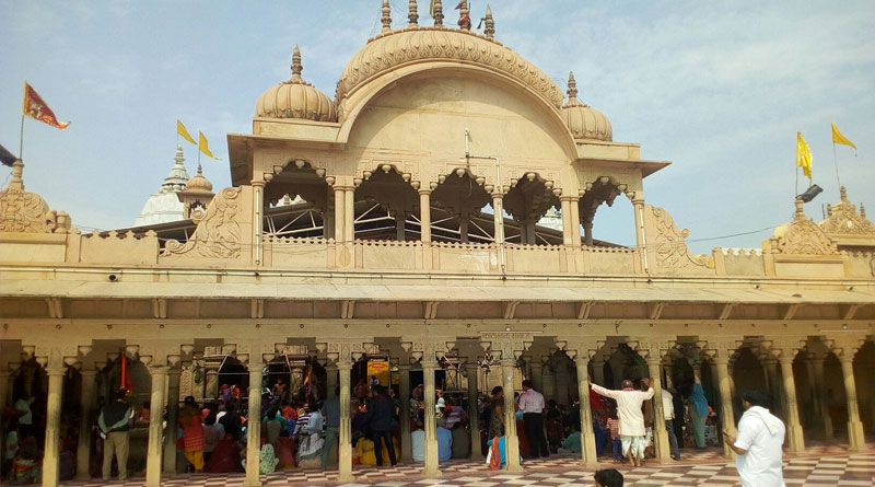 RadhaRani temple of Mathura bans shorts, mini-skirts, torn jeans। Sangbad Pratidin