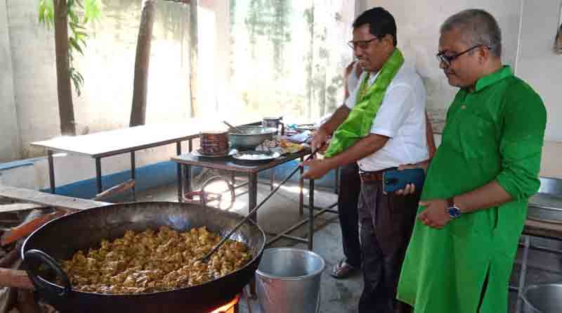 Jalpaiguri School inspector cooks during his visit | Sangbad Pratidin