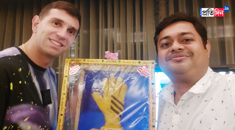 Felu Modak gifted golden gloves to Emi Martinez । Sangbad Pratidin