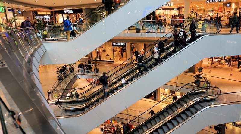 Child's hand stuck in escalator in Howrah's shopping mall । Sangbad Pratidin