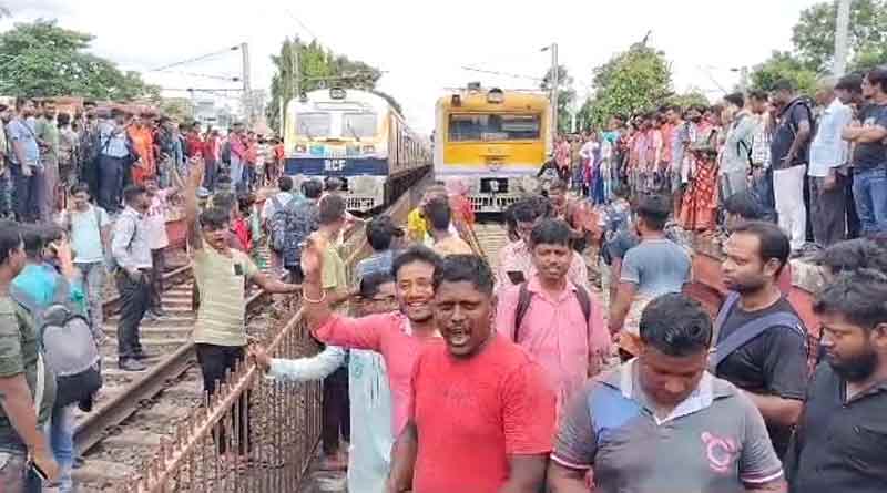 Daily passenger of Kharagpur division block train in protest against worst service । Sangbad Pratidin