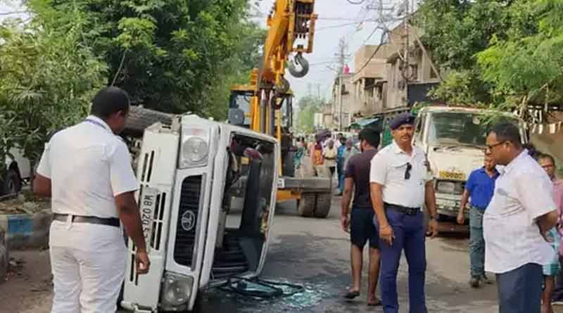 Four students injured in a road accident at Behala । Sangbad Pratidin