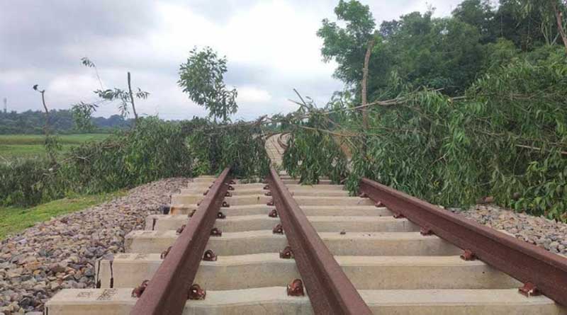 Man barricades Agartala-Akhaura Railway track in Bangladesh | Sangbad Pratidin