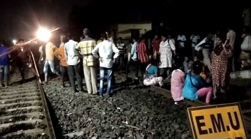 Hawker stage protest in Hooghly station । Sangbad Pratidin