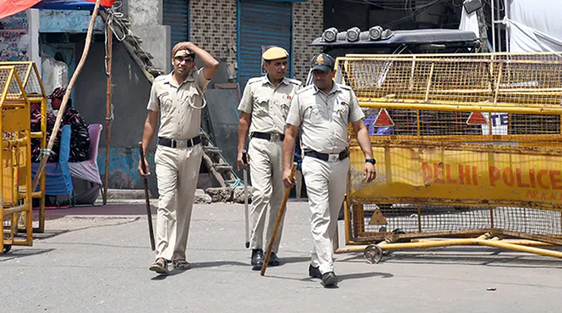 Delhi police constable beaten for warning woman and her sons to follow traffic rules | Sangbad Pratidin