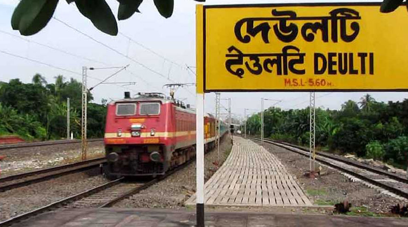 College student died after trying to get off from galloping train in Deulti | Sangbad Pratidin