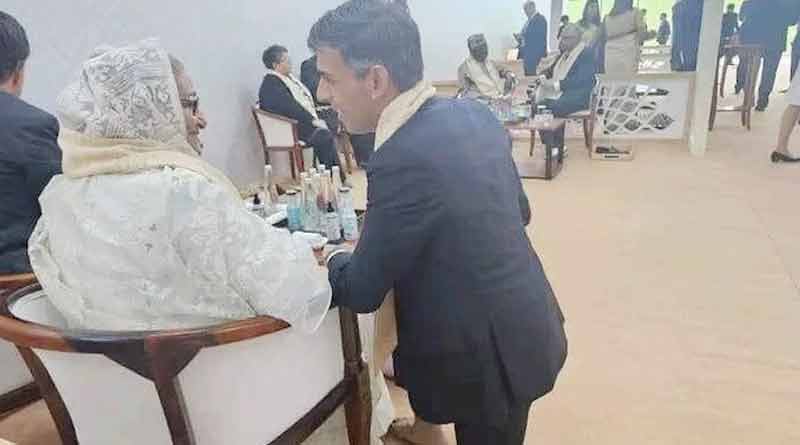 Picture of Rishi Sunak down on one knee talking with his Sheikh Hasina goes viral। Sangbad Pratidin