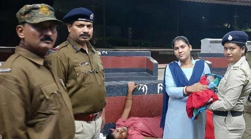 Woman gives birth a baby at Burdwan station । Sangbad Pratidin