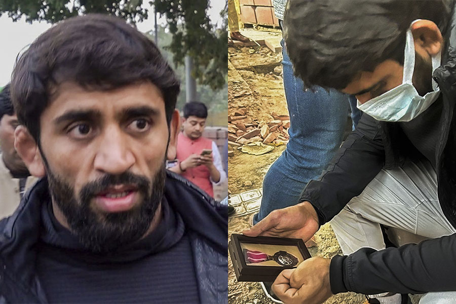 Bajrang Punia denied to meet Prime Minister Narendra Modi and the wrestler left his award to the pavement । Sangbad Pratidin