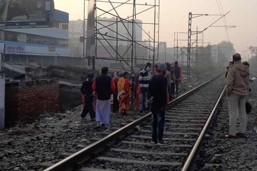 Body of a woman and her child near railway track in Malda | Sangbad Pratidin