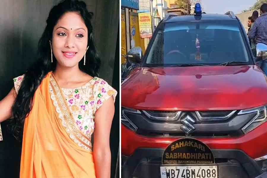 Siliguri TMC leader sparks row with beacon on car । Sangbad Pratidin
