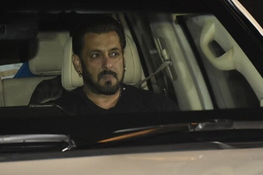 Salman Khan rings in 58th birthday with niece Ayat and family| Sangbad Pratidin